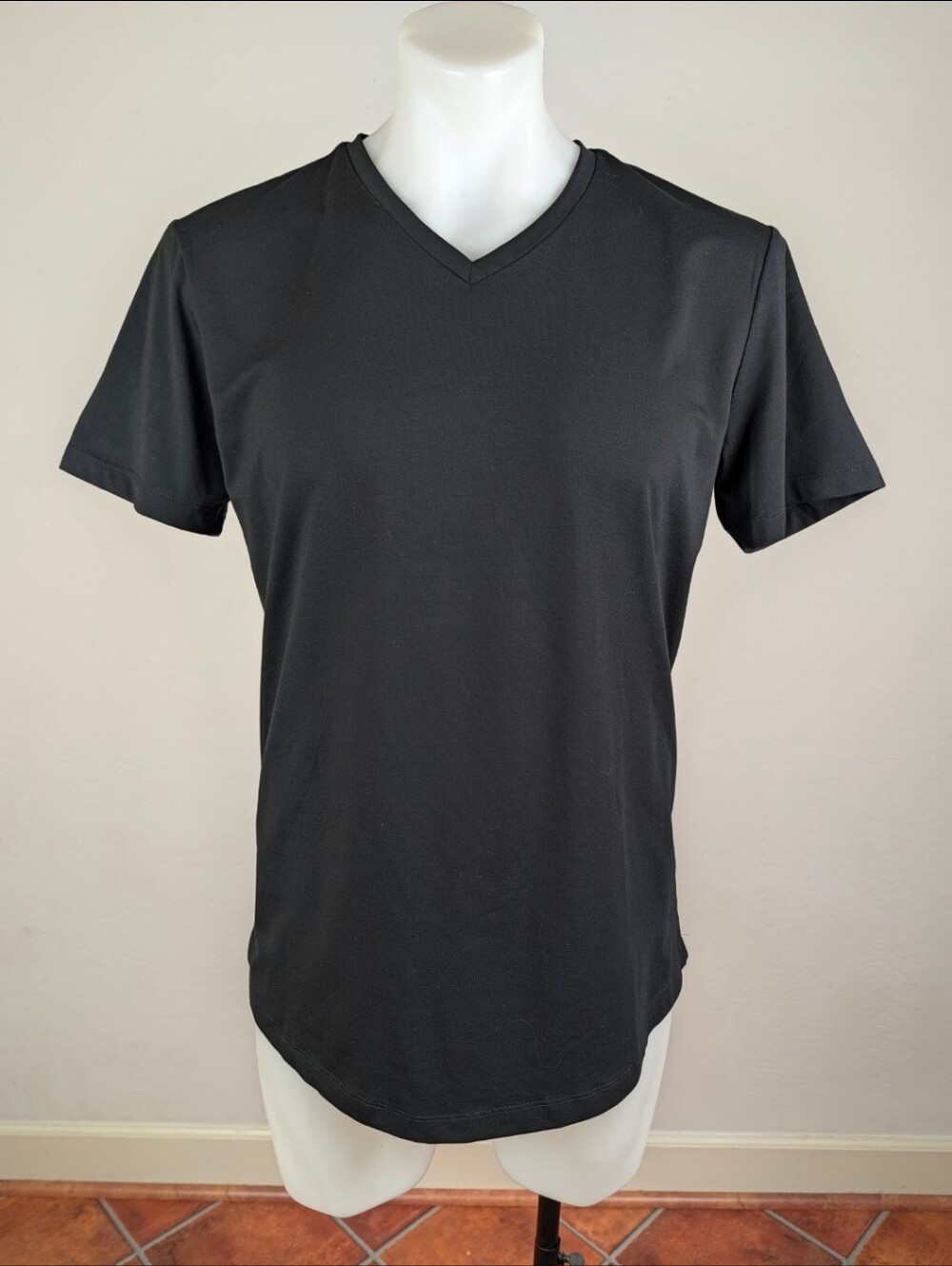 Cuts Clothing Men's Black V-Neck Short Sleeve Tee